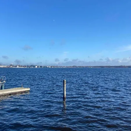 Comfortable Water At The Loosdrechtse Plassen بوتيل *